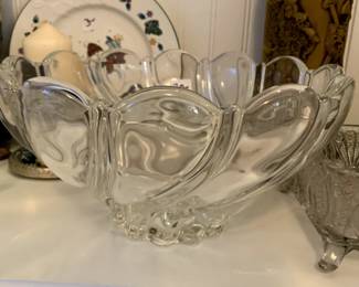 #152	crystal	Mikasa  veggie bowl	 $20.00 			
