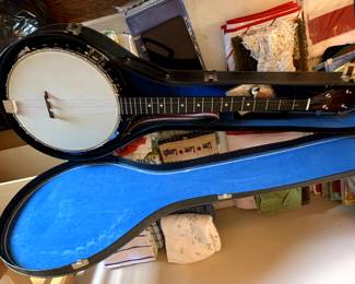#105	banjo kkay in case   	 $100.00 			
