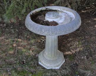 Plastic birdbath