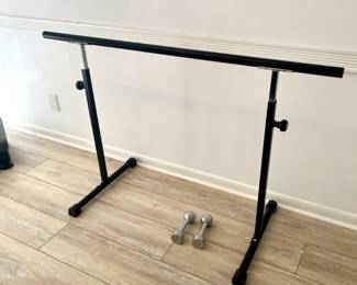 Freestanding balance, bar with weights underneath it