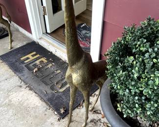 Giraffe statue of the bronze kind.