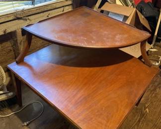 MC corner table