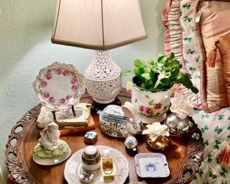 Piecrust round lamp table.