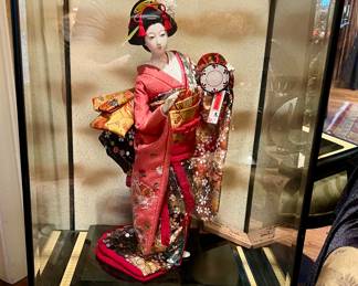 Japanese Geisha Maiko doll in case.  Intricate.