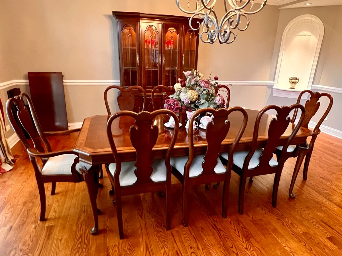 Pennsylvania House Cherry dining room set w/8 chairs, 2 leaves and pads