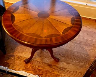 Stunning side table - gorgeous top