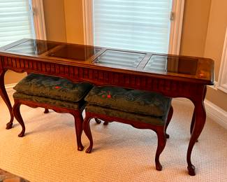 Drexal Queen Anne entry/couch table w/2 matching stools 
