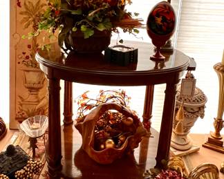 Small round Drexal side table w/pull out tray