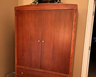 Beautiful and simple design Armoire 