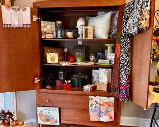Beautiful and simple design Armoire - inside view 