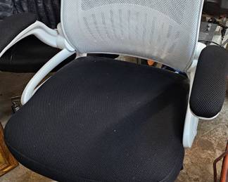 ROLLING OFFICE CHAIR