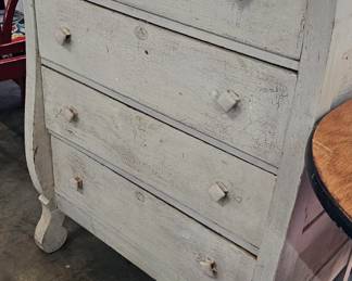 DRESSER
