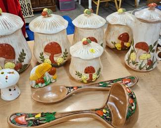 LOT OF VINTAGE MUSHROOM CANINSTERS AND DECOR