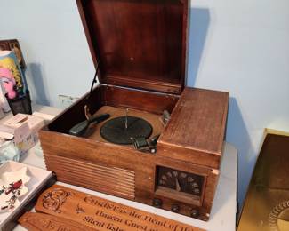 VINTAGE RECORD PLAYER