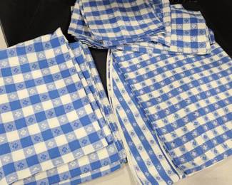 2 Tablecloths ( 1 is round and the other sized for redwood picnic table) and 12 napkins