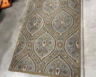 Rug 66 x 42 in