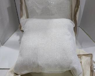 2 Throw pillows with zipper bags
