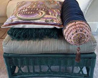 Hassack Footrest With Pillows Throw
