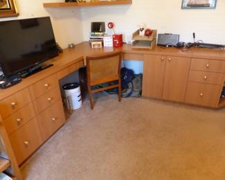 Built-In home office furniture (easy to remove, bring tools)