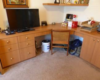 Built-In home office furniture (easy to remove, bring tools)