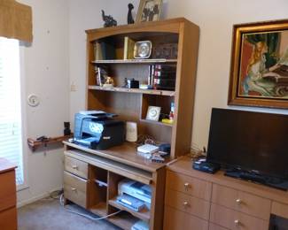 Built-In home office furniture (easy to remove, bring tools)