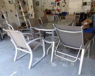 Outdoor table with 6 chairs