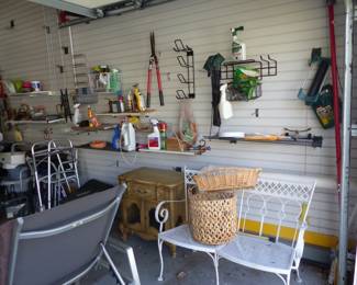 Assorted garage items, 