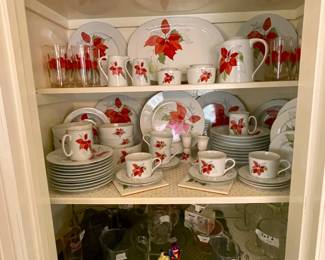 Large set (90 pieces) of Block Spal and Block Bernarda Poinsettia pattern - Portugal.