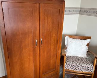 Got the keys to this beautiful Bay City home! This is my initial walk through. Starting to unpack, set up and display tomorrow! New photos added daily. 