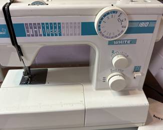 Excellent WHITE 14 Stitch JEANS Sewing Machine w/ Walking Foot Pedal Denim Leather - with Manual and oils! 
