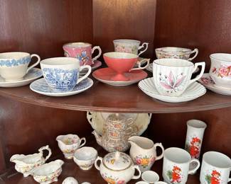 Some lovely pieces of vintage porcelain in every shape and form!