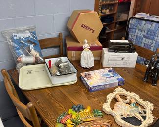 An AWESOME turned leg antique table and you chairs! Tiger Oak! 