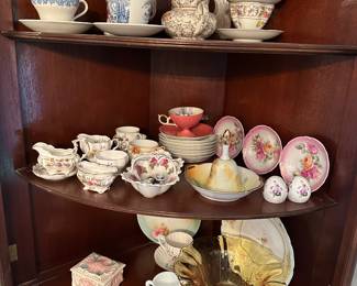 Got the keys to this beautiful Bay City home! This is my initial walk through. Starting to unpack, set up and display tomorrow! New photos added daily. 