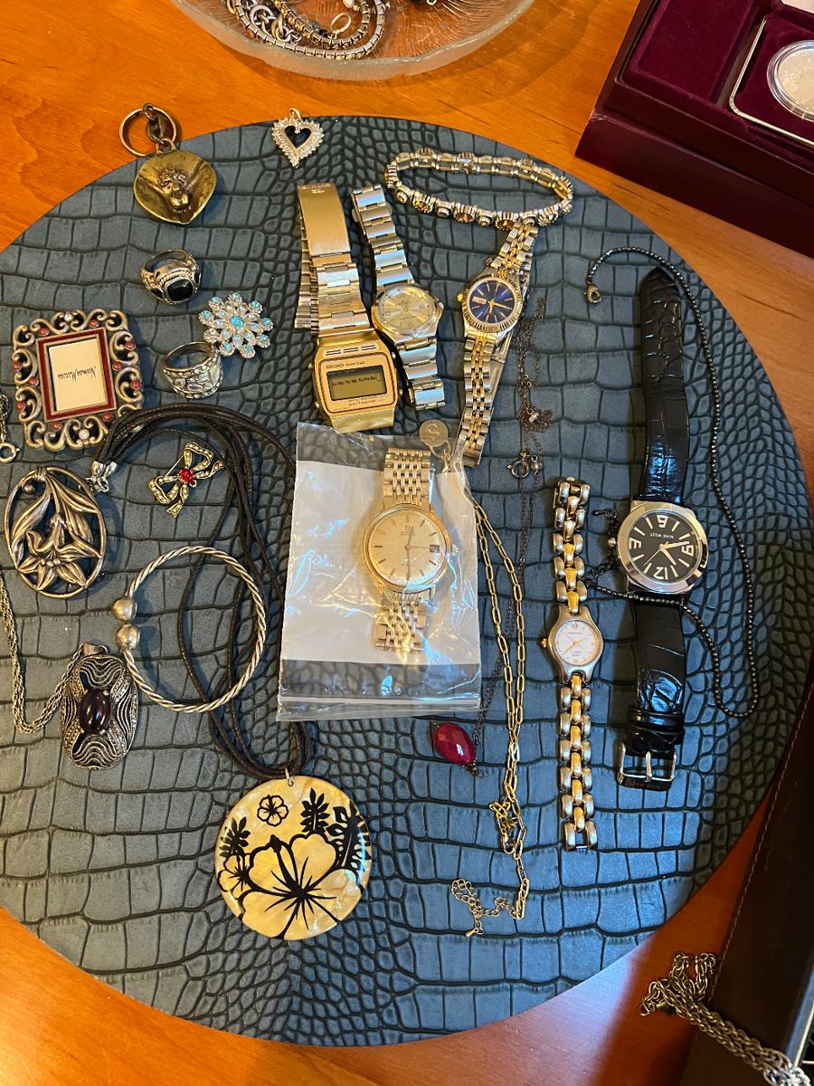 ESTATE SALE. BY COLLEEN in Fairport, NY starts on 2/17/2024