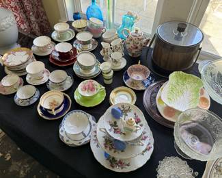 Tea cups and saucers 
