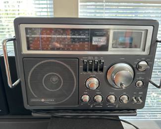 Vintage GE - 6 band AM/FM Shortwave SW Radio
Model 7-2990a