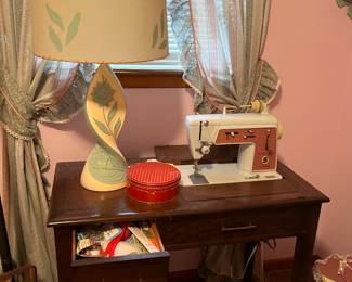Singer Sewng machine with cabinet