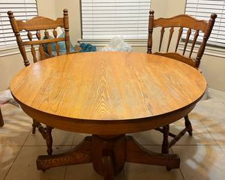 Round dining table