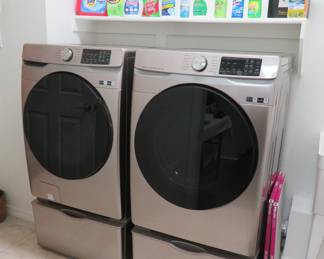 Like new Samsung washer and dryer with pedestals