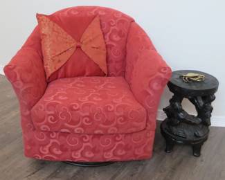 Swivel chair with pillow