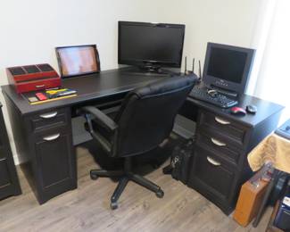 Realspace corner office desk - 1 of 2