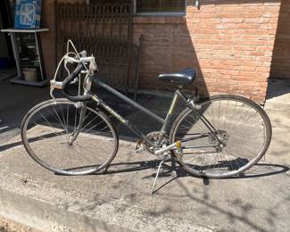 Vintage “Traveler” mens road bike… great shape… front tire is flat, but back holds air… brakes work well and she’s straight as an arrow… new tubes, tires & fresh grips and she should be ready to take you to California!