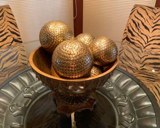 Decor on glass top dining table