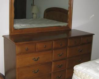 Dresser w/mirror