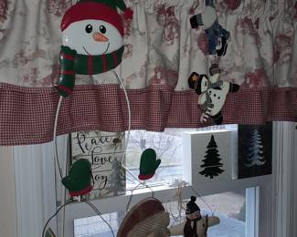 TONS Of Christmas Decor.....ALL $5 OR LESS! 
