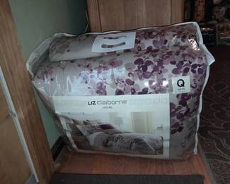 BRAND NEW Liz Claiborne Bed Set