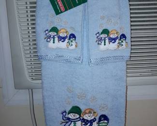 BRAND NEW Christmas Towel Set W/ Tags