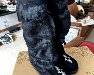 Womens Shoes,  New/Slightly Worn,  Size 11,  Manitobah Brand 