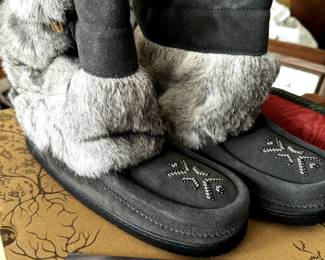 Womens Shoes,  New/Slightly Worn,  Size 11,  Manitobah Brand 