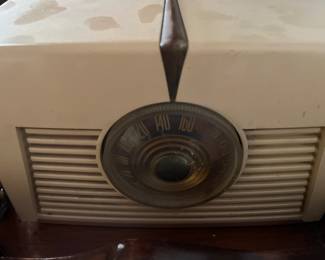 Non working retro radio…cool display though 